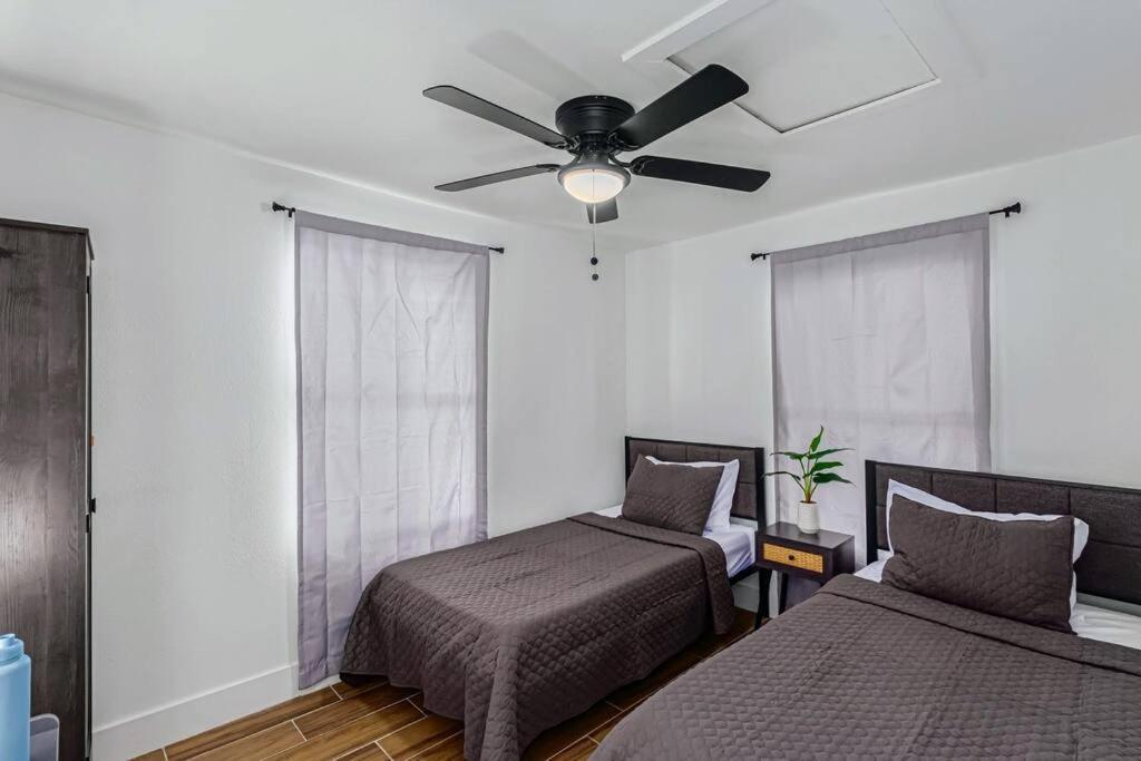 Phoenix Retreat - 2 Bedroom Home With King-Size Bed - 3 Smart Tvs - 10 Min From Airp - Unit A المظهر الخارجي الصورة